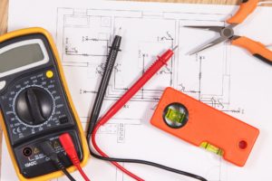 Ingeniero realizando proyectos eléctricos en Murcia para viviendas, locales e industrias