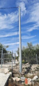 Apoyo metálico galvanizado de una línea eléctrica aérea de baja tensión instalado para nuevo suministro eléctrico