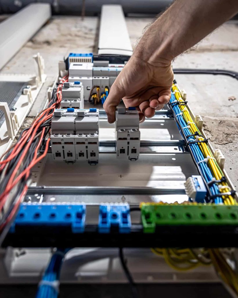 Proyecto eléctrico en cuadro de distribución Instalación de cuadro eléctrico en proyecto de ingeniería